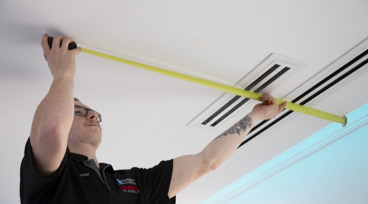 dyno electric staff measuring ceiling